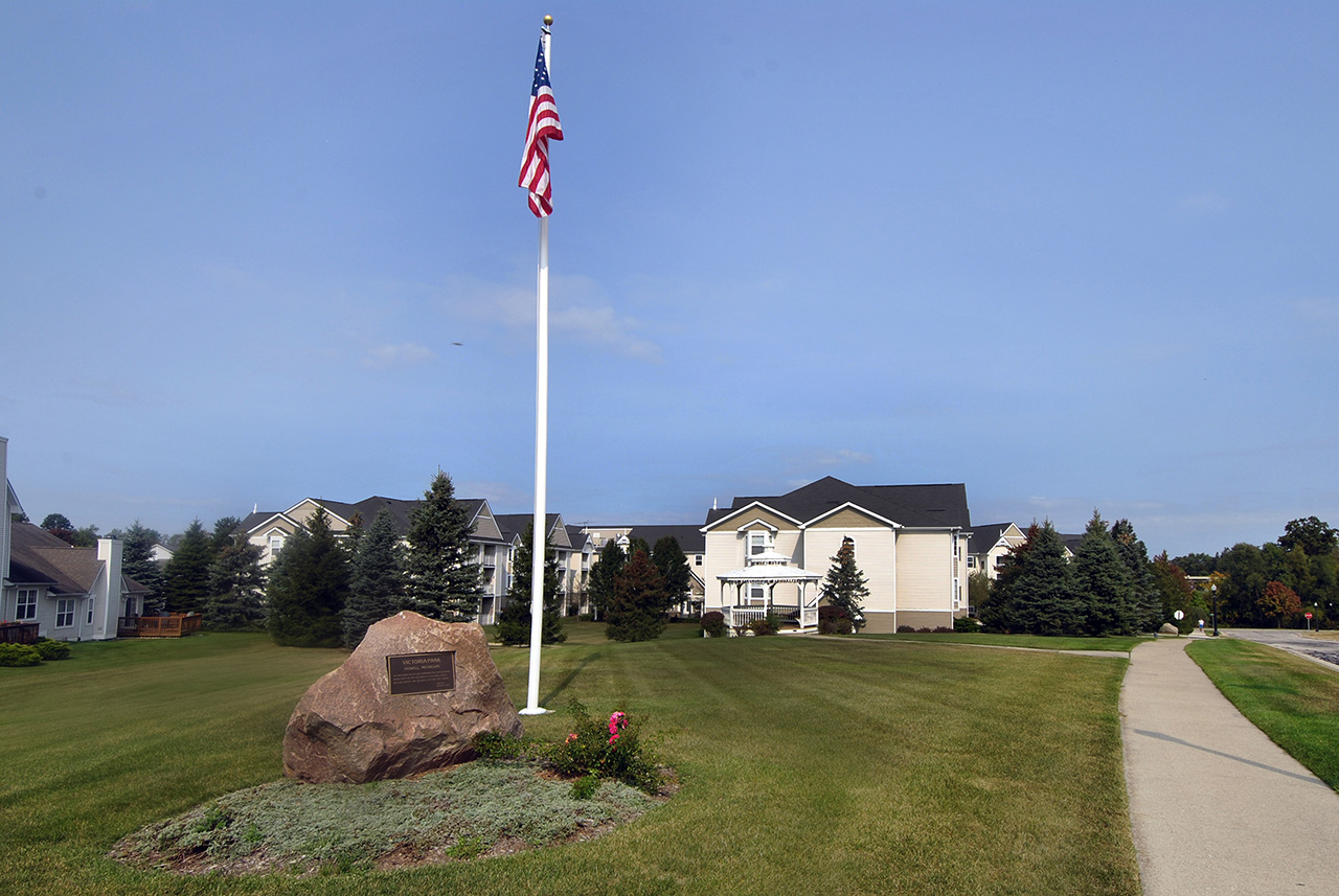 Oakhaven Manor exterior with flag pole